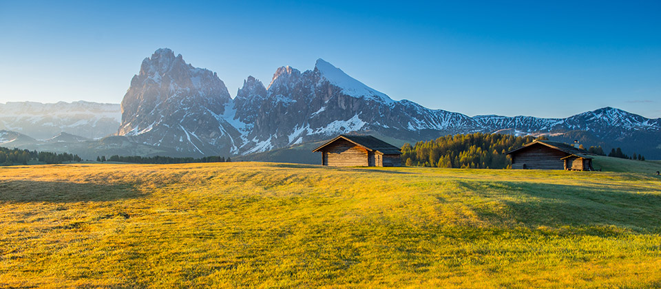 Sonnenuntergang auf der Seiser Alm hüllt die Berge in rot